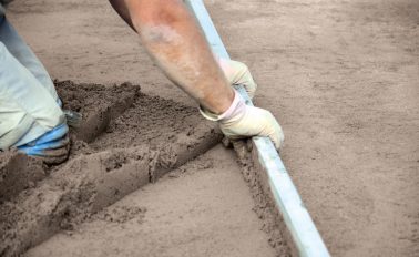 Screeding a floor and levelling it with a tamping screed bar